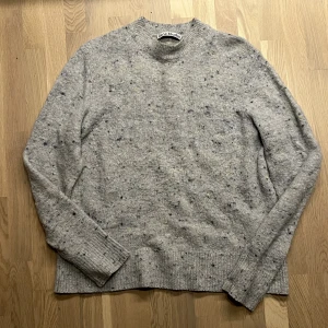 Acne Knit - Acne studios stickad tröja knappt använd. otroligt fin, ull och kashmirblandning. köpt på acne archive för strax över 2000sek.