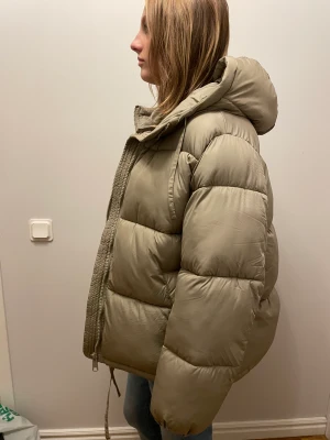 Vinterjacka  - Super varm och go vinterjacka som inte kommer till användning, nyskick utan defekter