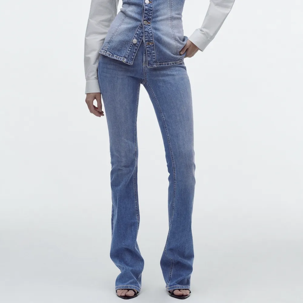 Säljer dessa supersnygga lågmidjade jeans från Zara! Knappt använt så är i väldigt bra skick. Nypris 400 kr💕. Jeans & Byxor.