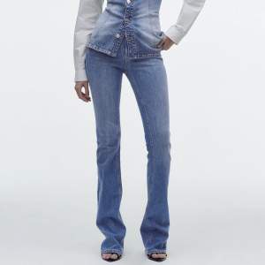 Säljer dessa supersnygga lågmidjade jeans från Zara! Knappt använt så är i väldigt bra skick. Nypris 400 kr💕