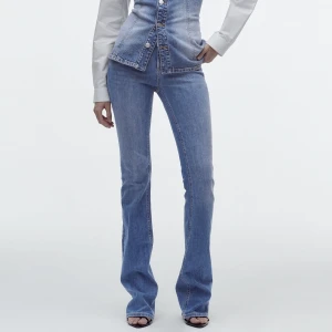 Jeans  - Säljer dessa supersnygga lågmidjade jeans från Zara! Knappt använt så är i väldigt bra skick. Nypris 400 kr💕