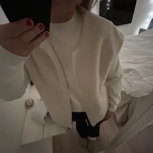 teddyväst  - Säljer denna as snygg teddyvästen, populär!