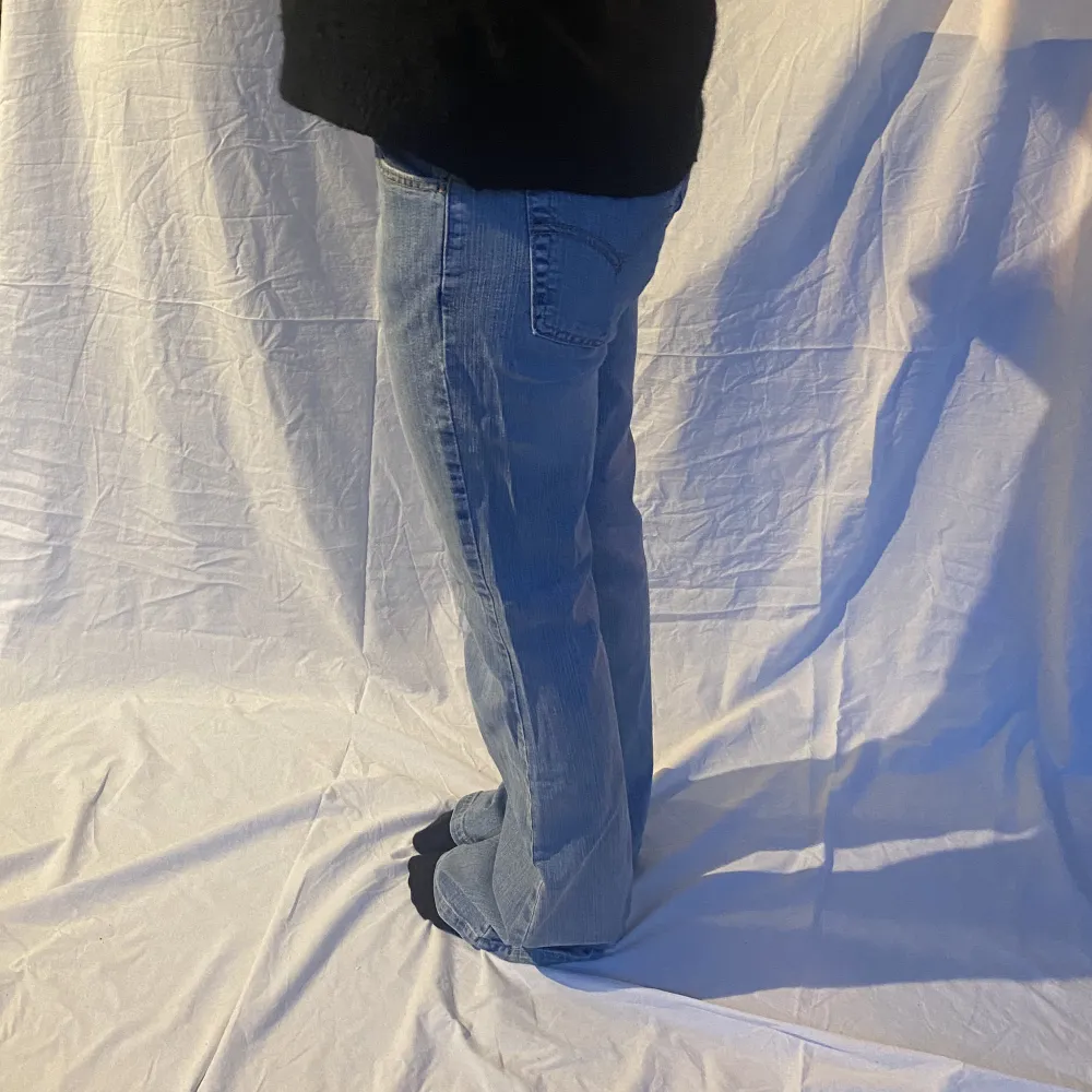 Levis jeans bootcut, storlek står inte men skulle säga att de är storlek 36.  MÅTT: midja 36cm, innerbenslängd 82cm. Jeans & Byxor.