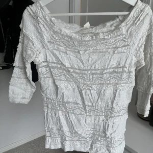 Topp - Vit topp som är i fint skick Sälljer åt nån annan!🩷L men sitter som S