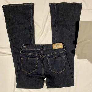 Diesel - Diesel bootcut jeans, lågmidjade. Storlek 26/32. Mått - midja 35cm (väldigt elastiskt tyg). Skrevmått: 19cm lår: 21cm (som sagt väldigt elastiskt) innerbenslängd: 76cm. Benöppning: 25cm.