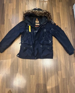 Parajumper jacka  - Ganska sliten där av priset Skick 6-7 / 10  Fungerar bra utan några hål  Perfekt som vinterjacka   Pris kan diskuteras 