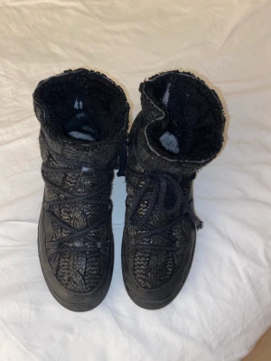 Inuikki skor - Säljer mina så coola inuikiis i väldigt bra skick, storlek 41. Säljer för 950 men pris kan diskuteras, köparen står för fraken eller möts upp i sthlm❤️