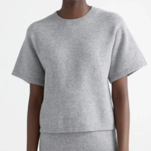 Stickad kortärmad  - Stickad tröja & other stories, är tvättad och inte i nyskick, men super fin passform ändå❣️