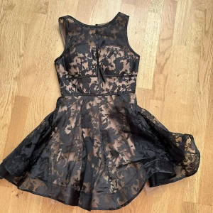 Festklänning - Festklänning för barn eller tonårstjejer. Stor kjol som en ballerina. Pris kan diskuteras 