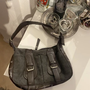 🤍🤍🤍 - Jättefin och unik väska!!! Den är i jeans material med läder detaljer🤍🤍 väskan är i fint skick