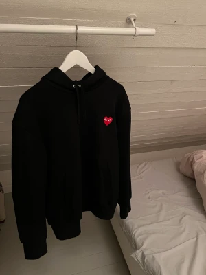 CDG Hoodie - Svart CDG hoodie Storlek L Nypris: 2 200kr