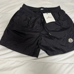 Moncler Shorts - Shorten är helt ny och aldrig använt, den är jättefin att han men tyvärr så passar inte mig så väljer att sälja den vidare Skriv ifall du funderar på något
