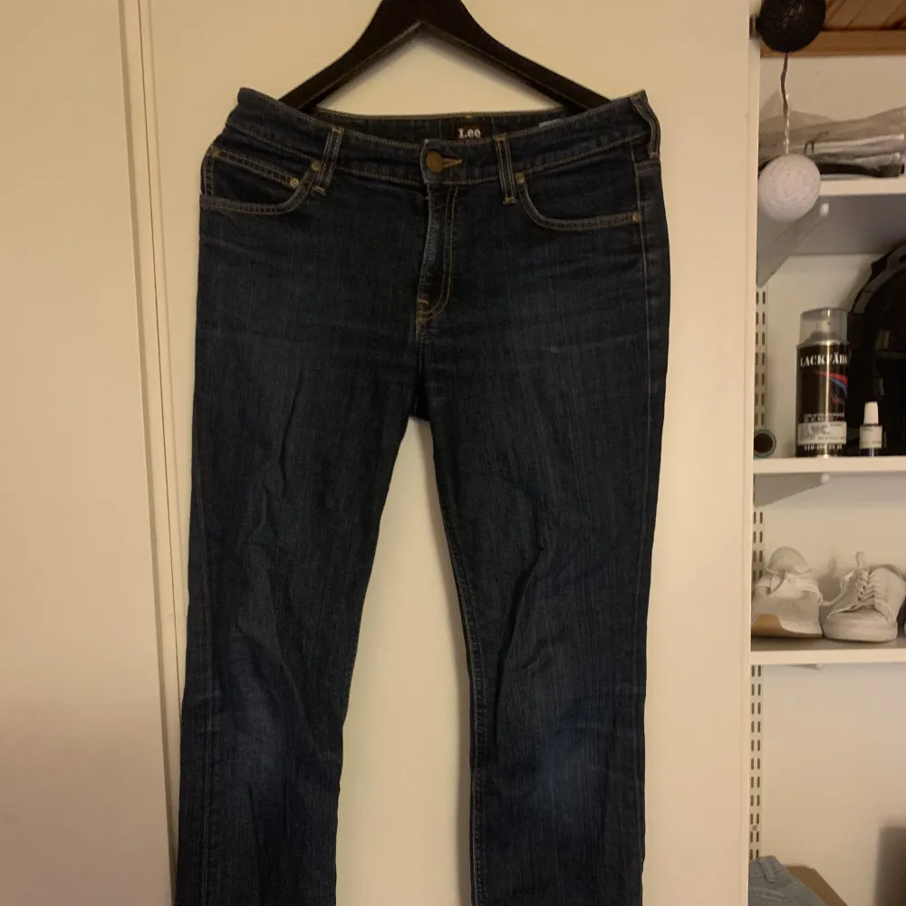 Säljer mina Lee jeans då jag inte använder dem. Använda få tal gånger. Jätte fina och lågmidagade. Jeans & Byxor.