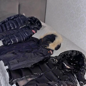 Söker vinterjacka storlek M - Hej jag söker en vinterjacka som passar en som väger 67 kg o är 188cm så jag tror det kan vara mellan S/M beroende på jacka. Pris runt 1000-1500