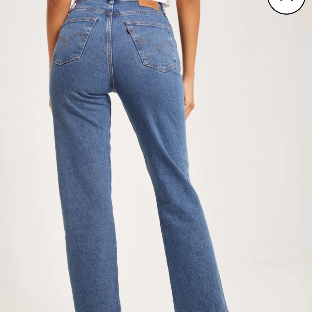 Säljer nu ett par Levis jeans som endast använts 1 gång. Dem är lite utsvängda fast i kortare modell. Köptes för 1200 på Nelly’s hemsida. Men säljer nu pågrund av att jag beställde i annan storlek också. Hör av er vid eventuella frågor!. Jeans & Byxor.