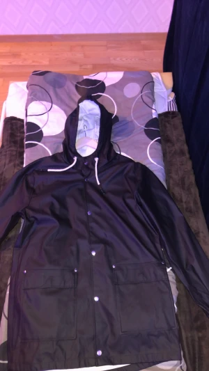 Reng jacka  - Jag säljer min reng jacka från 157 den e svart använd i 2 veckor typ kom dm om ni vill veta mer 