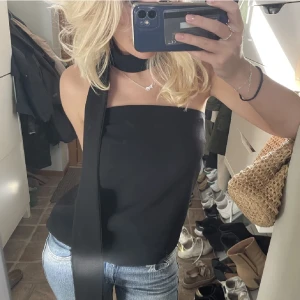 Topp - Super snygg svart topp som passar perfekt till utgång🫶🏼