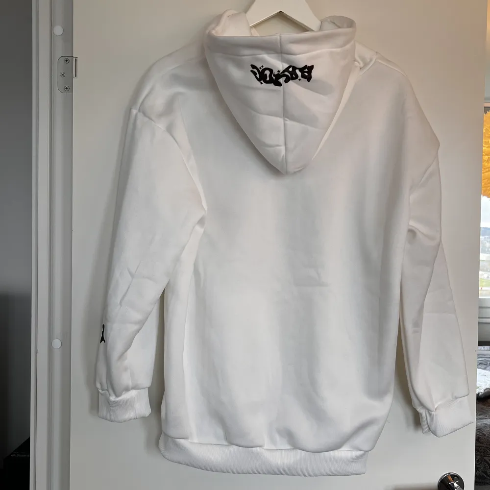 Säljer denna zip-up hoodien i storlek S men kan passa även M. Den är helt ny så säljer därför för 479kr💓. Tröjor & Koftor.