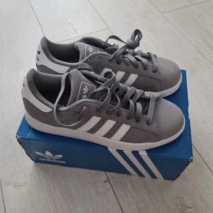 Adidas campus - Helt nya och oanvända skor. Modellen heter Adidas campus 2 unisex. Den är väldigt lik campus 00.  Säljer då dom är lite små för mig.