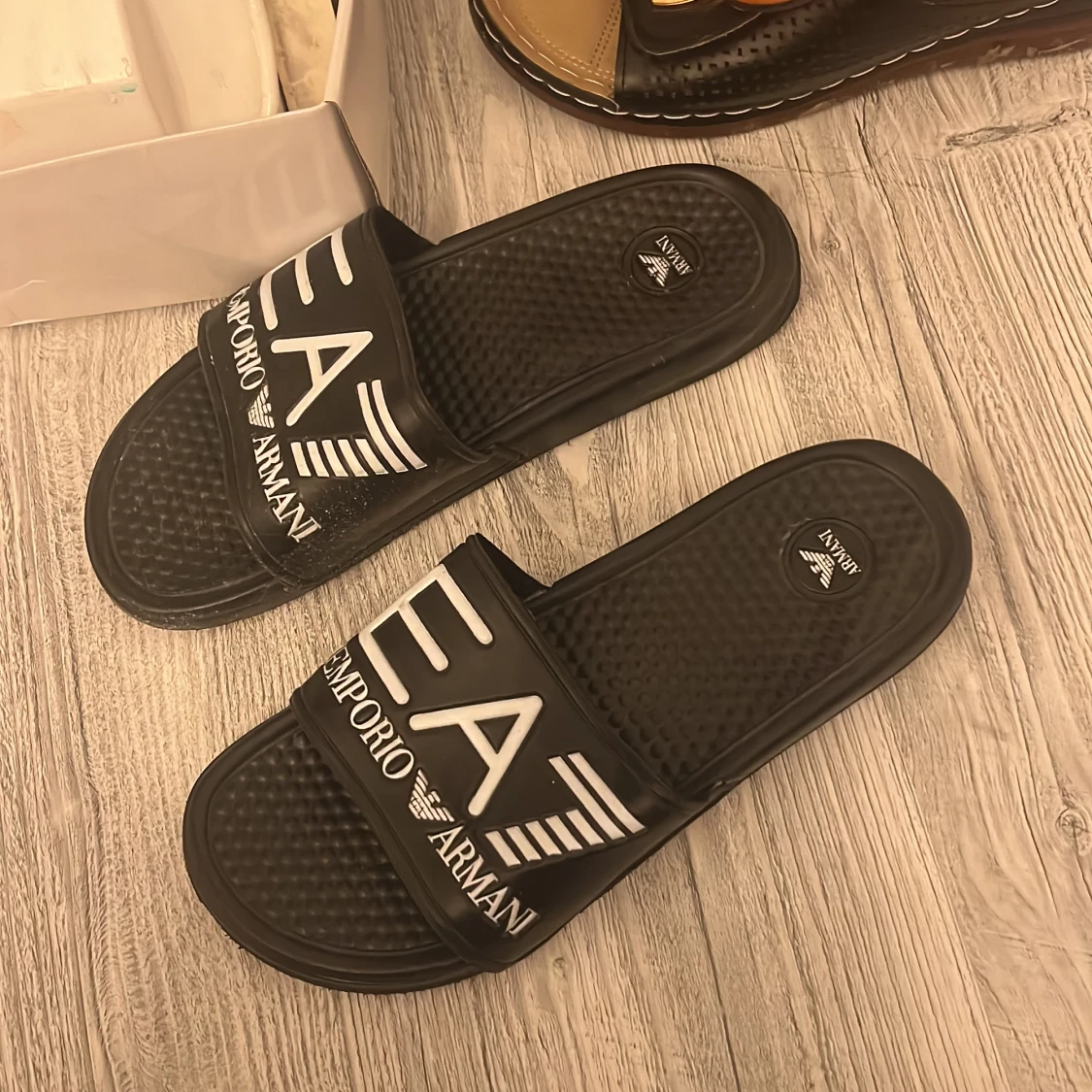 Fejk Armani tofflor  - 90