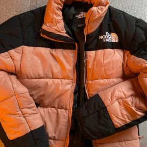 Vinterjacka the north face storlek s - Använd några gånger i vintras. Mycket fin jacka. Tvättad och fläckfri