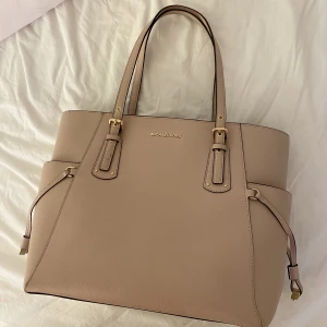 Michael Kors väska - Säljer min fina Michael Kors väska💘Säljs pga att den inte kommer till användning hos mig😊