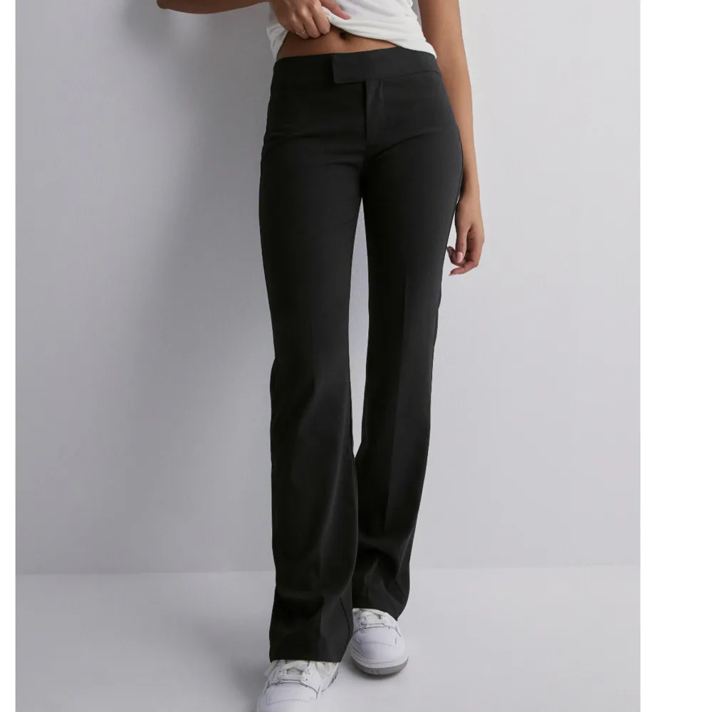 svarta kostymbyxor från nelly, använda en gång men är tyvärr för korta för mig som är 172, skit bra skick! 280kr+frakt. Jeans & Byxor.