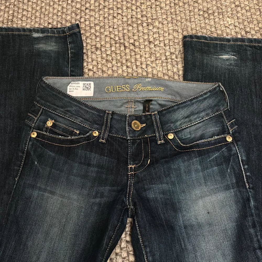 Fina jeans från guess( låg midja) köpta för 1100 men säljer nu då dem är lite stora och har varit det. Defekter förekommer på benen längst ner ( se bild 1) pris kan absolut förhandlas om vid ett snabbt köp🫶🏻. Jeans & Byxor.
