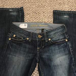 Fina jeans från guess( låg midja) köpta för 1100 men säljer nu då dem är lite stora och har varit det. Defekter förekommer på benen längst ner ( se bild 1) pris kan absolut förhandlas om vid ett snabbt köp🫶🏻