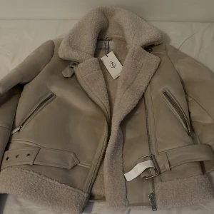 Blazer från Stradivarius  - org pris 800, säljer för 600  oanvänd jacka med prislapp på  storlek XS, den sitter jätte bra på mig och jag har S/M.  stor i storleken kan mötas upp i gbg  