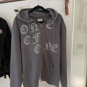 ONE OF ONE Tröja  - One Of One tröja (L), i mycket bra skick. Köpt på hemsidan, sälja eftersom jag aldrig använder den. Alla stenar är kvar.    Pris kan diskuteras 