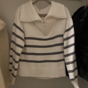 Stockad tjocktröja  - Superfin stickad tjocktröjan som har halvcip❤️ tröjan är spratt använd och har inga skador fläckar💘 