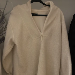 Bik bok fleece  - Säljer min sparsamt använda vita fleece från bikbok💘 fleecen är i jätte bra skick och super bra och varmt nu till vintern❤️ inga fläckar eller hål. 