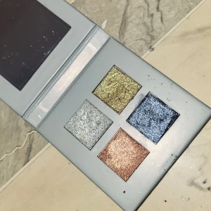 Lh Cosmetics - Sjukt fin palett från Linda hallberg säljes. Har rätt mycket samma färger redan, därav ska denna säljas.  Den mörkaste skuggan är använd ett par gånger och de andra endast swatchad en gång. Vi kommer överens om ett bra pris. Nypris ca :400