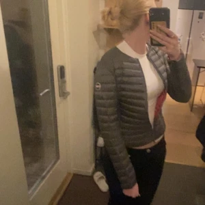 Colmar jacka  - Jätte jätte fin colmar jacka, som jag älskar, den är ros inuti men inget som syns utåt!💕säljer pga att den inte kommer till användning🙌🏻den är i super fint skick därför priset💕den är givetvis äkta🙌🏻skulle säga att det är en vår och höst jacka💗