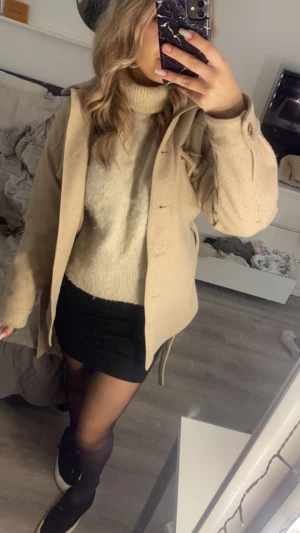 kappa - Säljer min kappa från zara eftersom jag vill köpa en ny, inga fläckar inga hål osv. för frågor o bilder är det bars att höra av sig❤️