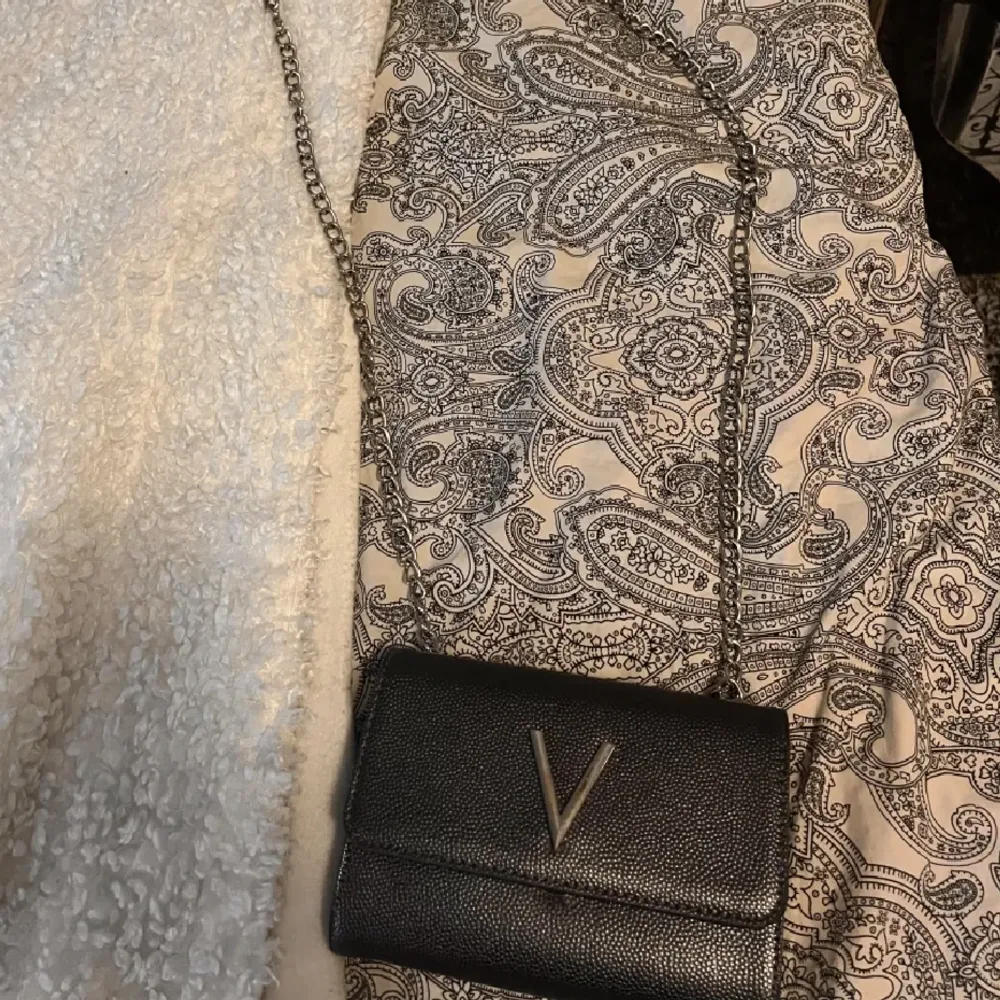 Valentino väska köpt på Plick köpt för 350kr, pris kan diskuteras  Typ aldrig använd svart/grå. Väskor.