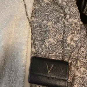 Valentino väska köpt på Plick köpt för 350kr, pris kan diskuteras  Typ aldrig använd svart/grå