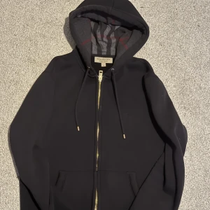 Burberry zip  - Nypris 5000 kr. inte använd så mycket. Väldigt bra skick.. fråga gärna om fler bilder. 