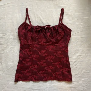 Röd topp - En röd topp från Orsay! Förra säljaren har klippt den där nere men det är inget man tänker på, märkte det it förens jag tog bilder ❣️ // använd gärna köp nu! 