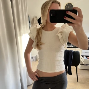 Topp med volang - Endast använd ett fåtal tillfällen!