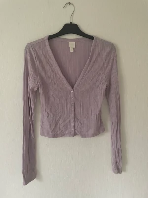 Lila kofta  - Super gullig kofta från H&M kommer inte till användning❤️50kr + frakt 