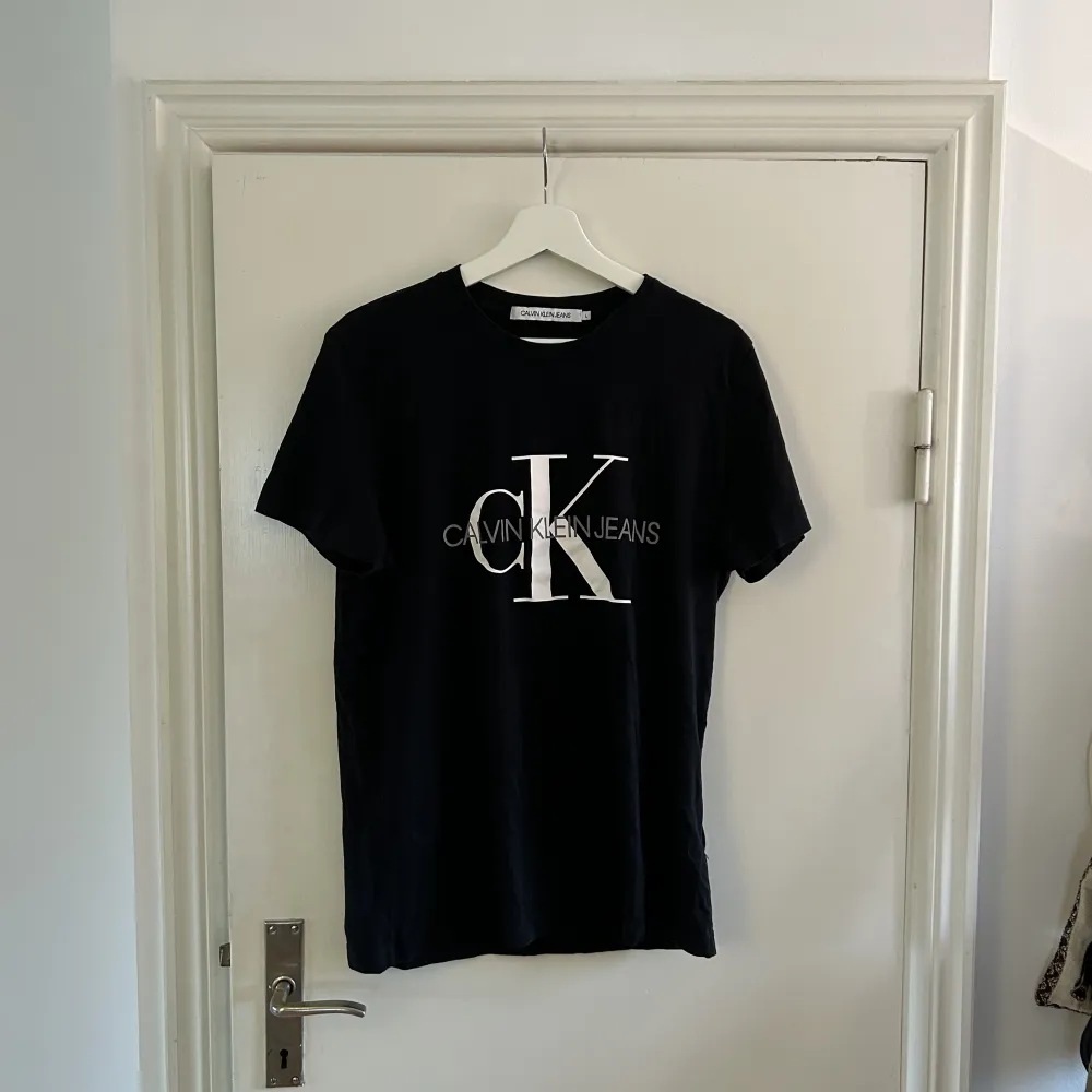 Svart basic t-shirt från Calvin Klein, knappt använd så är som ny, super mjuk i tyget!. T-shirts.