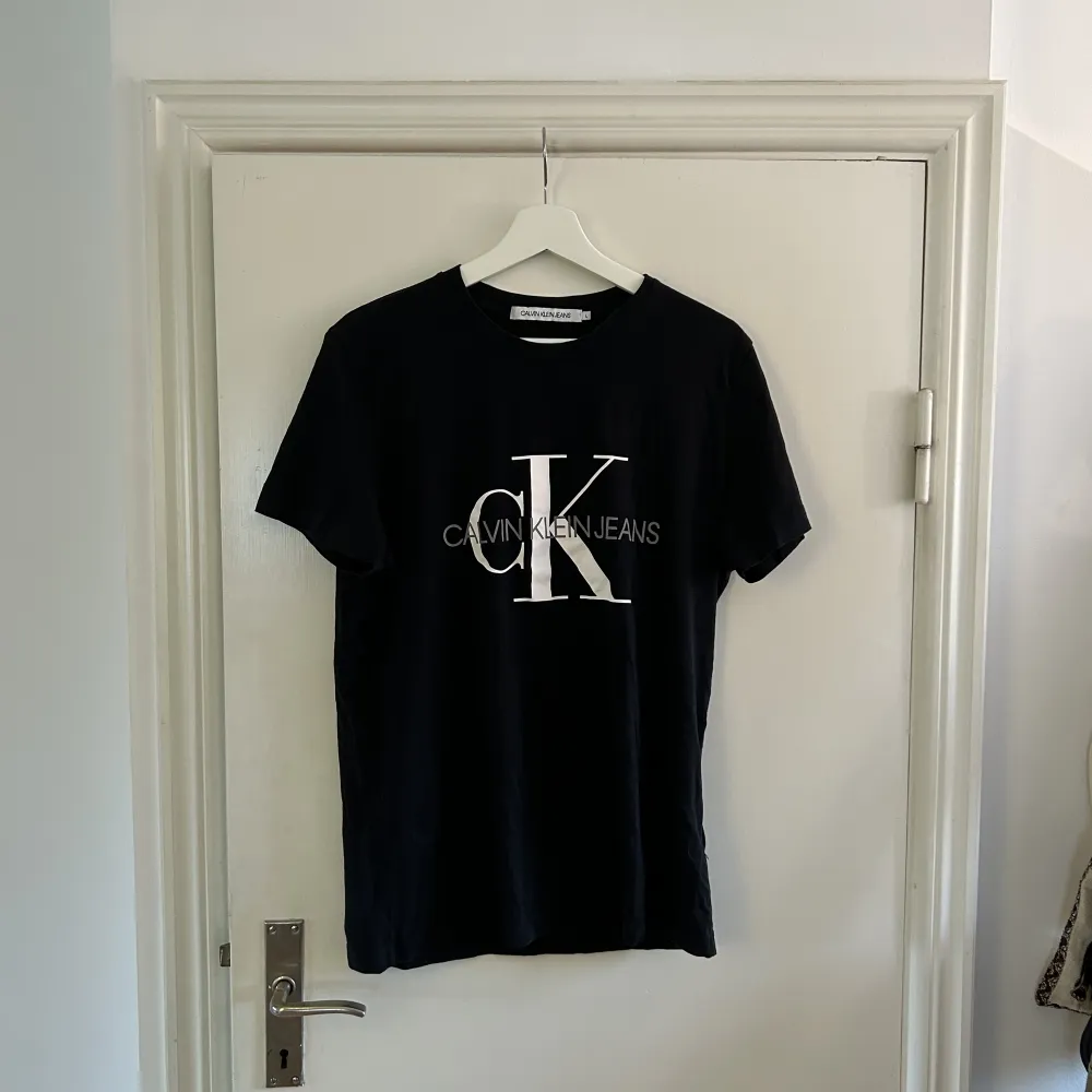 Svart basic t-shirt från Calvin Klein, knappt använd så är som ny, super mjuk i tyget!. T-paidat.