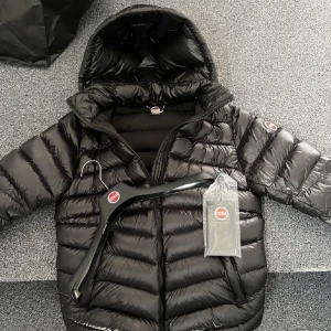 Colmar Jacka  - Det är en Colmar dunjacka Perfekt för hösten och vintern, Helt i nyskick endast använd 1 gång för att testas men gick ej att returnera köpte den från boozt i stl 172 för 4799 det var den sista som var kvar nu finns den inte längre att köpa i de storlekarn
