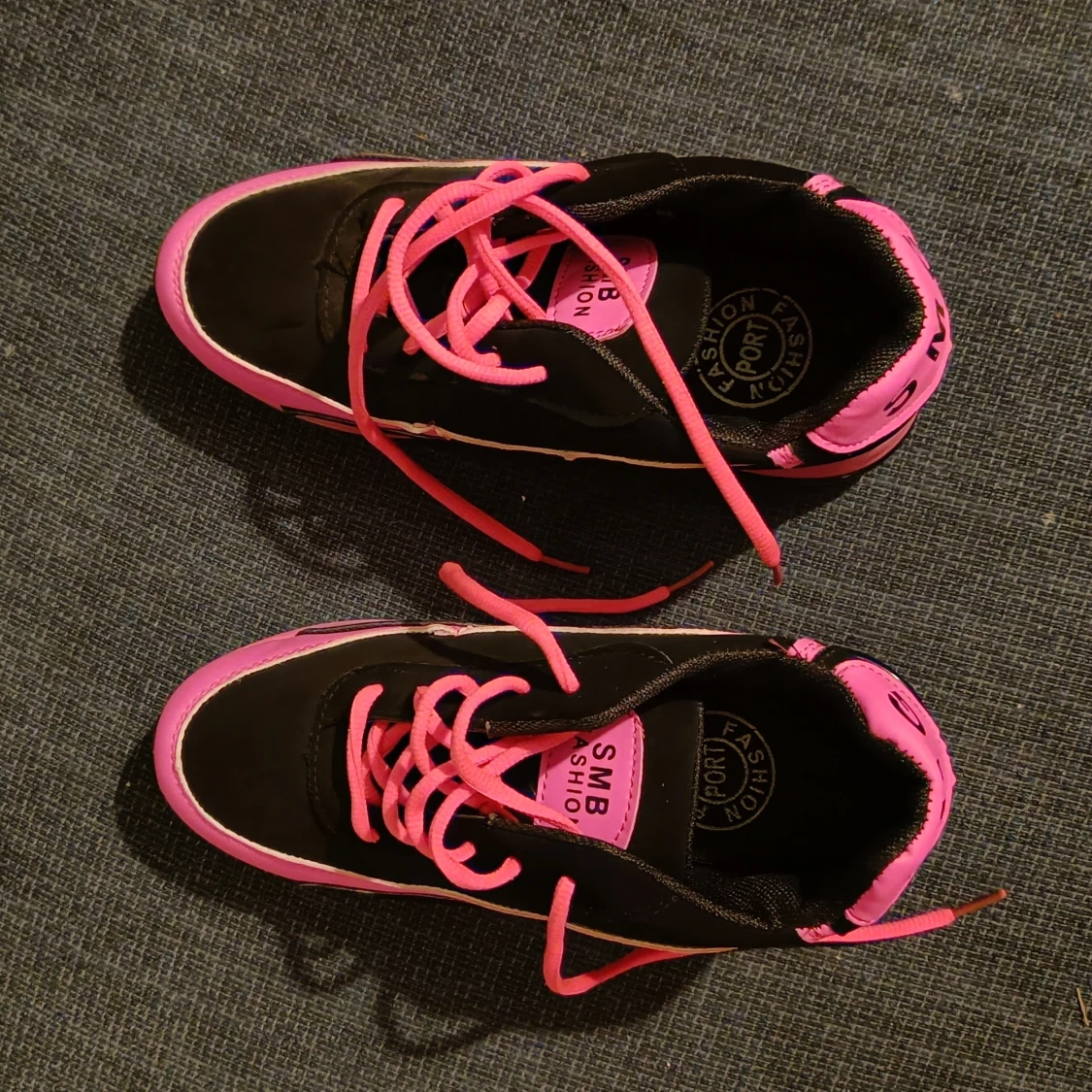 Svarta och rosa skor  - 91