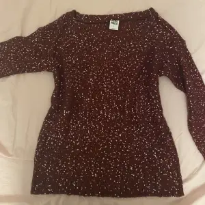 Superfin mörklila/vinrödare stickad tröja från Vero Moda med paljetter⭐️💞 bred krage och 3/4 ärmar
