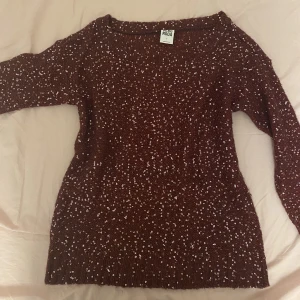 Stickad tröja  - Superfin mörklila/vinrödare stickad tröja från Vero Moda med paljetter⭐️💞 bred krage och 3/4 ärmar
