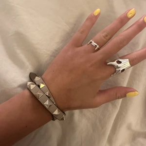 Valentino armband  - Säljer mitt jättefina valentinoarmand, superfint skick. Hittar bara denna färgen på farfetch och där kostar armbandet 4600kr❣️