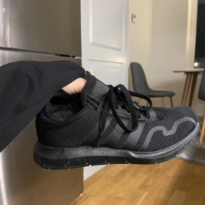 Träningsskor - Ett par sköna träningsskor, adidas Swift run x. Använd två ggr pga för stora på mig. Passar för de som har 38. Nypris 799kr från Jdsports. Pris kan diskuteras.